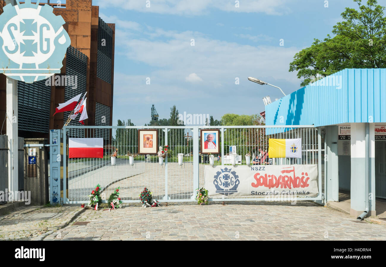 Cantiere di Danzica gate 2. La ricostruzione della storica gate 2 - ingresso al Cantiere di Danzica e la solidarietà europea centro Foto Stock