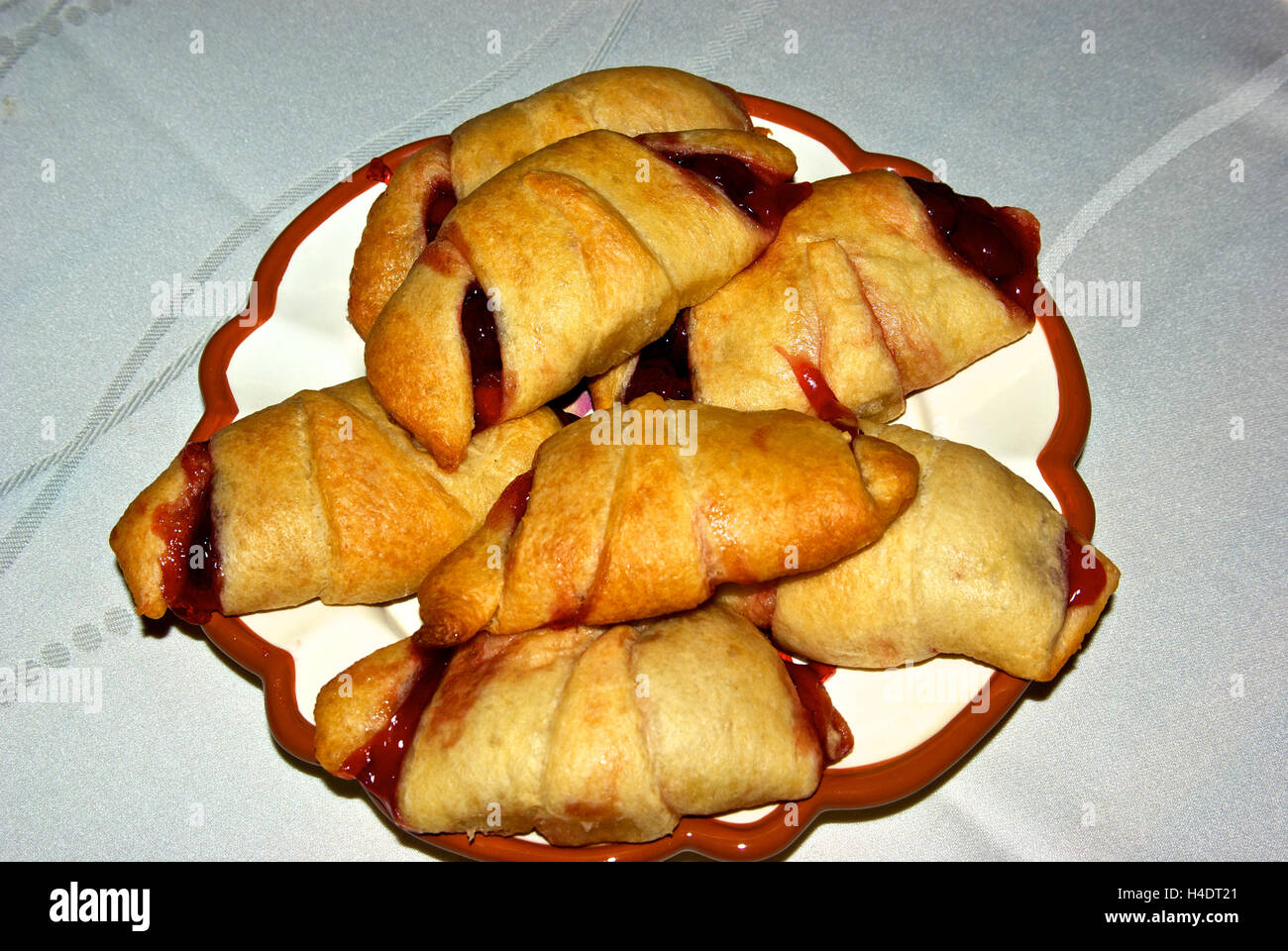 Il fatturato di ciliegio pasticceria cottura piatto da dessert Foto Stock