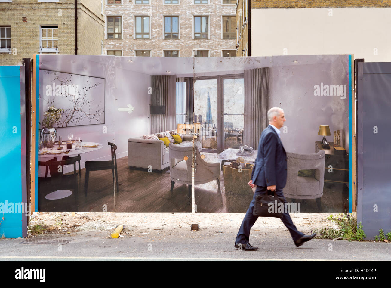 La palizzata che mostra la parte interna di costruire nuovi appartamenti in un nuovo sviluppo di proprietà della città di Londra, Inghilterra, Regno Unito Foto Stock