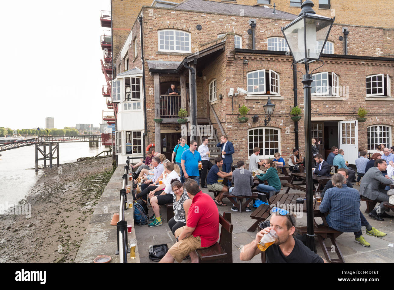 Il Tamigi riverside giardino della birra del Captain Kidd pub a Wapping, London, England, Regno Unito Foto Stock