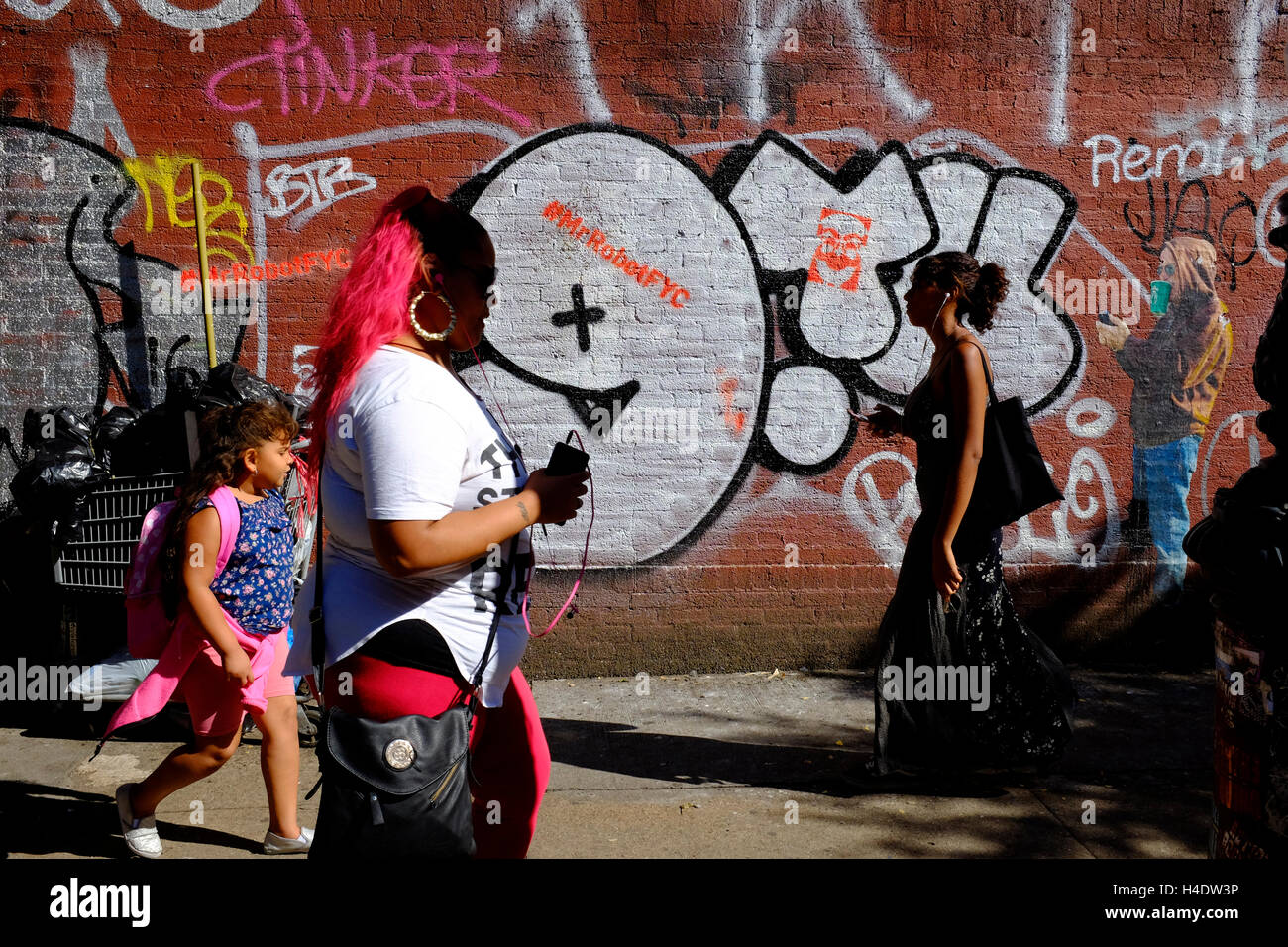 Graffiti sul marciapiede parete vicino Oriente Broadway in Chinatown.Lower East Side. Manhattan.New York City,USA Foto Stock