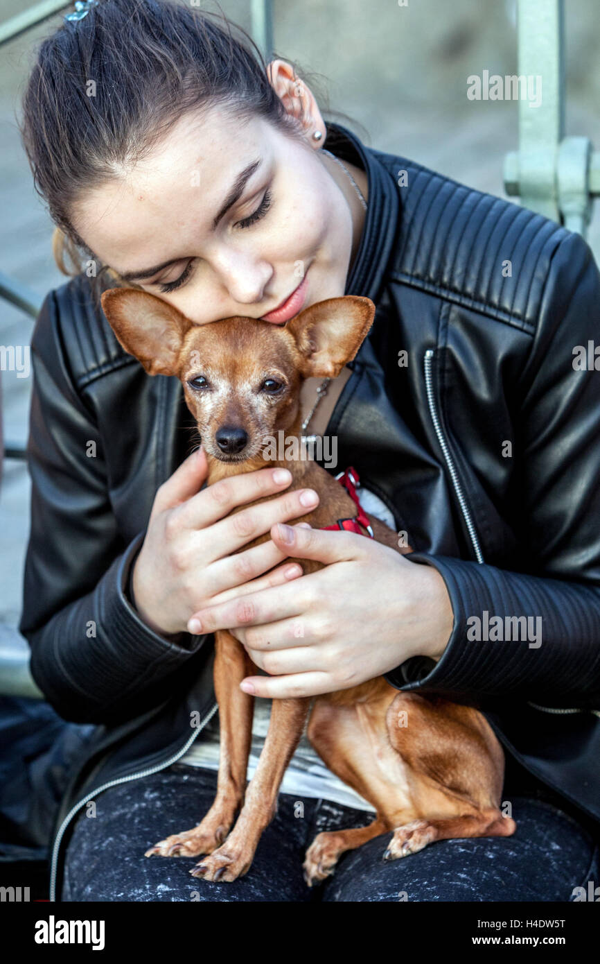 Giovane donna con il suo amato cane, abbracciare Prague Ratter, Repubblica Ceca Foto Stock