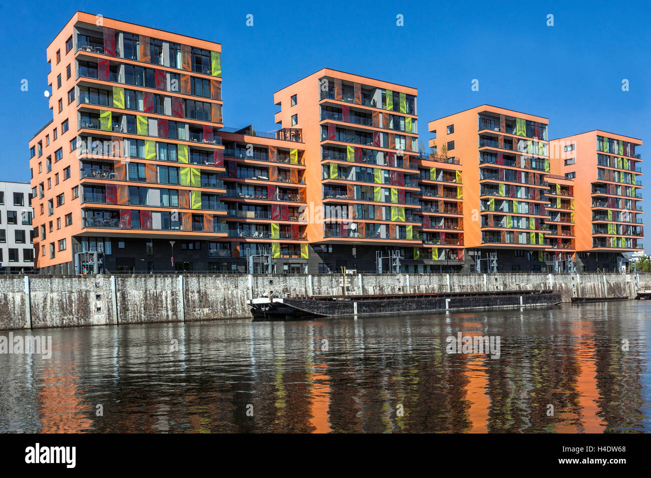 Praga Holesovice Praga edificio residenziale sul fiume case colorate ceco Appartamenti Repubblica Foto Stock