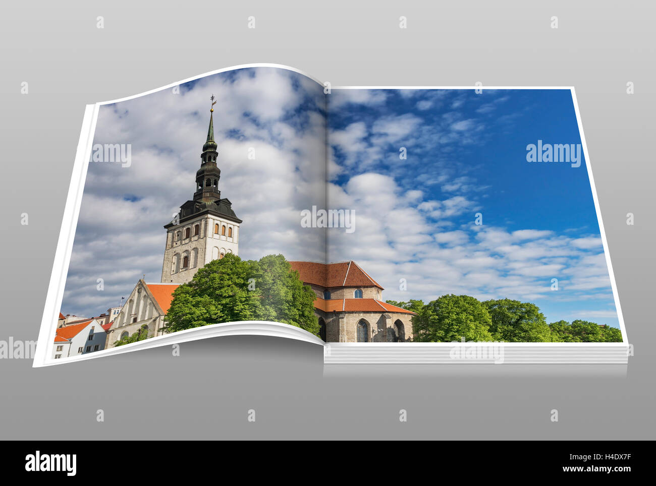 La Chiesa di San Nicola (Niguliste Kirik) fu ricostruita in stile gotico tra 1405 e 1420, Tallinn, Estonia, Europa Foto Stock