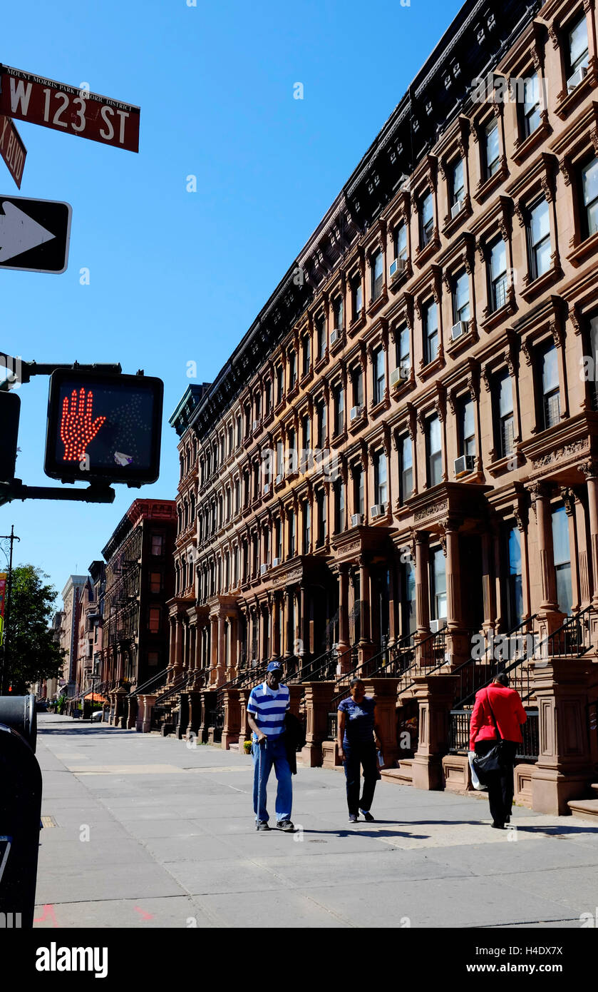 Ristrutturato in pietra marrone appartamento edificio a 123 street e Malcolm X Boulevard in Harlem.Manhattan,New York City,USA Foto Stock