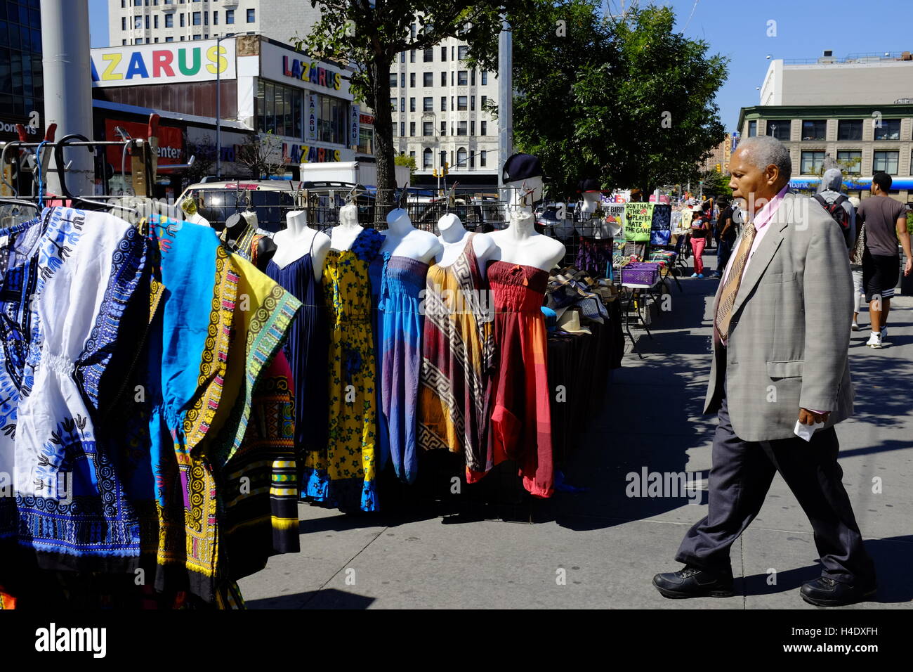 In stile africano abito femminile in vendita sul marciapiede della 125th Street in Harlem.New York City,USA Foto Stock