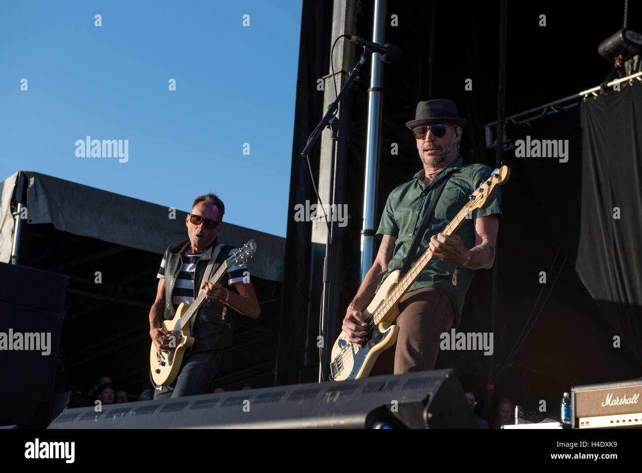Jay Bentley (r) e Mike Dimkich (l) di Bad Religion suona presso il Riot Fest presso il complesso nazionale il 4 settembre 2016 a Denver in Colorado Foto Stock