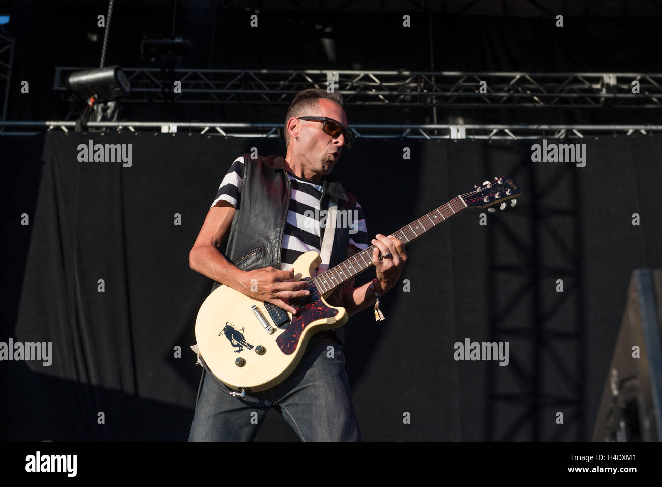 Mike Dimkich di Bad Religion suona presso il Riot Fest presso il complesso nazionale il 4 settembre 2016 a Denver in Colorado Foto Stock