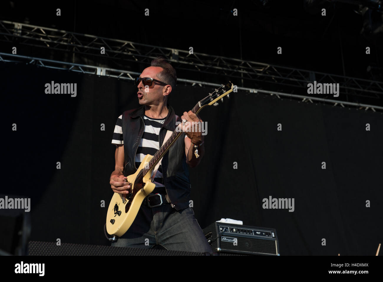 Mike Dimkich di Bad Religion suona presso il Riot Fest presso il complesso nazionale il 4 settembre 2016 a Denver in Colorado Foto Stock