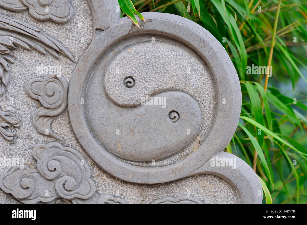 Un yin e yang simbolo su un muro di pietra a Hunyuan Sala nel palazzo di Taiping scenic area a Qingdao Cina nella provincia dello Shandong. Foto Stock