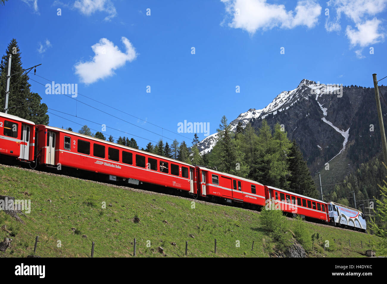 La Ferrovia Retica nel paesaggio Albula terra cape, Switherland, Cantone in fasci di colore grigio, patrimonio mondiale dell UNESCO Foto Stock