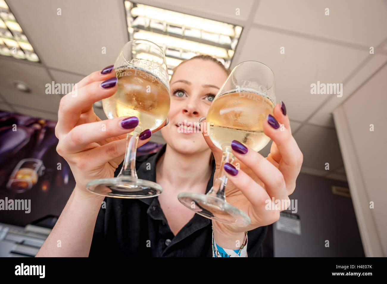 24-anno-vecchio Katie Dowding, dalla frizzante vino inglese società versando bicchieri di vino spumante a Glynde cibo e Engl Foto Stock
