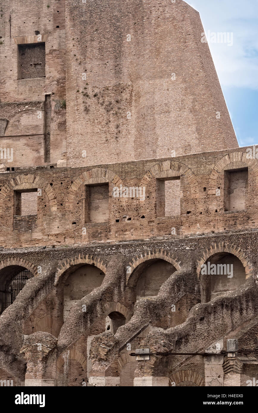 Una parete esterna del Colosseo a Roma, Italia Foto Stock