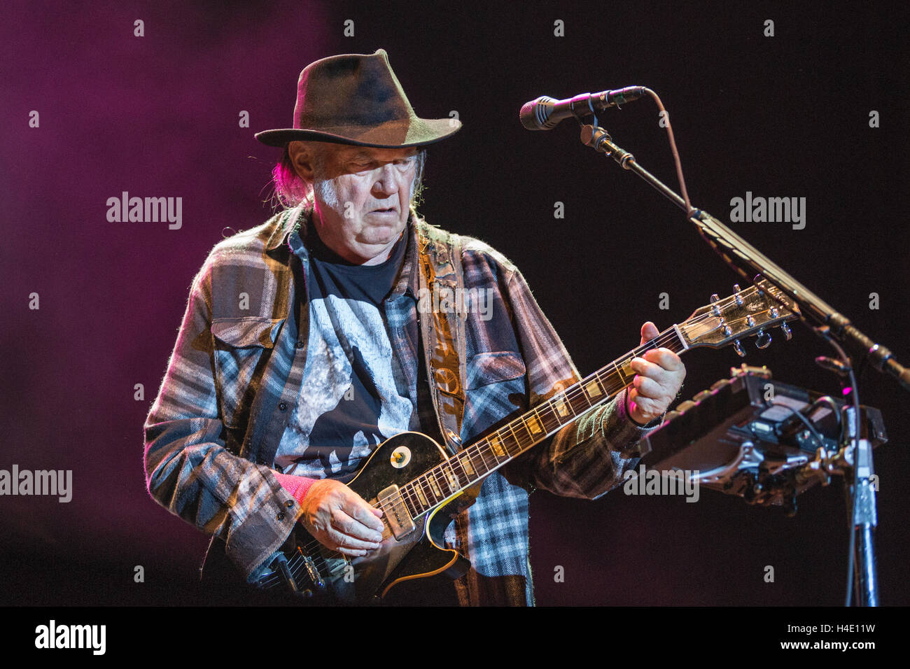 Neil Young esegue al 2016 Beale Street Music Festival a Tom Lee Park su Aprile 29th, 2016 a Memphis, Tennessee. Foto Stock