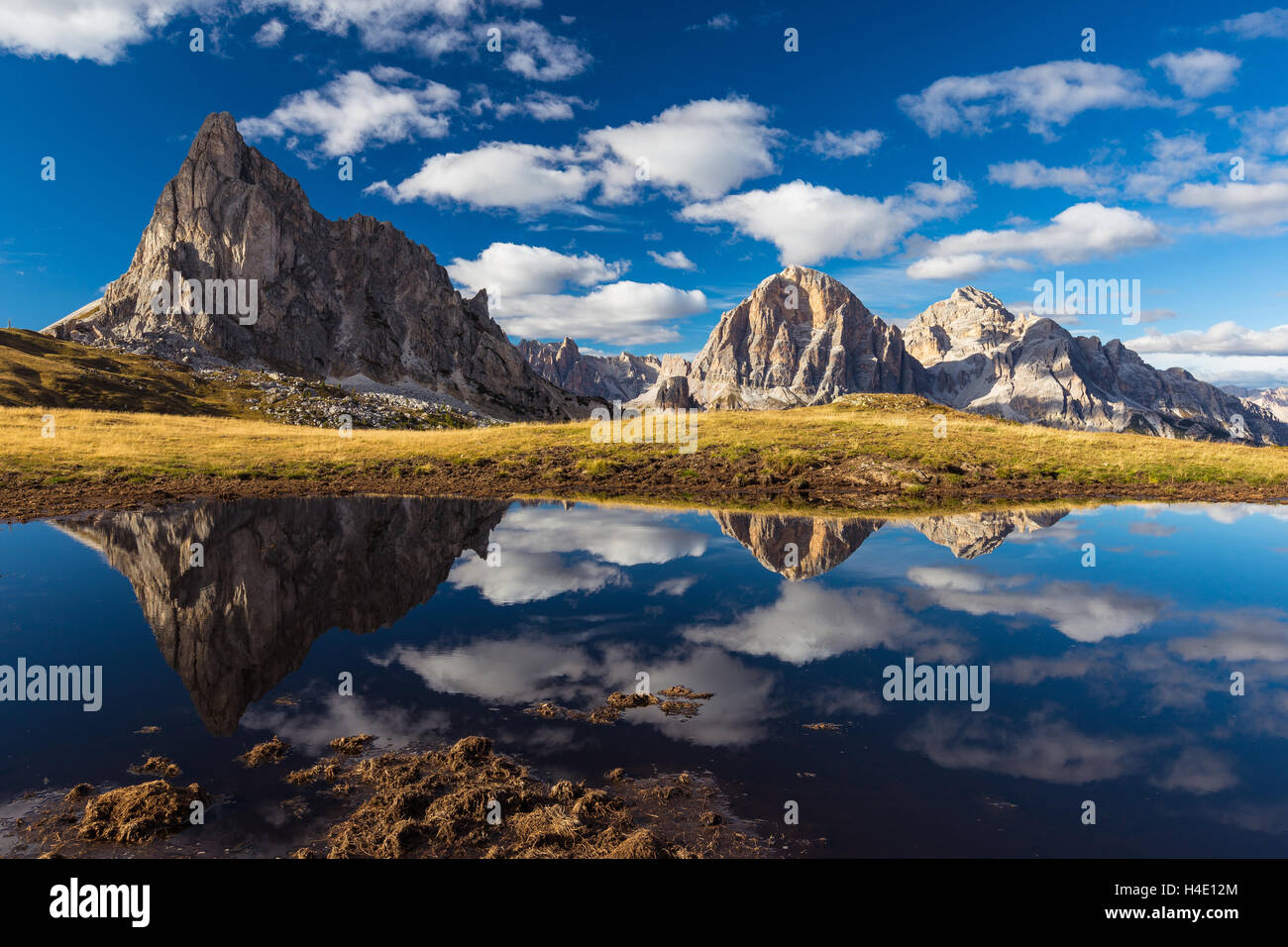 Vista sul lago. Ra Gusela e Tofana di Rozes (Tofane) cime montane. Le Dolomiti di Ampezzo. Vista dal passo di Giau. Veneto, Alpi italiane. Europa. Foto Stock