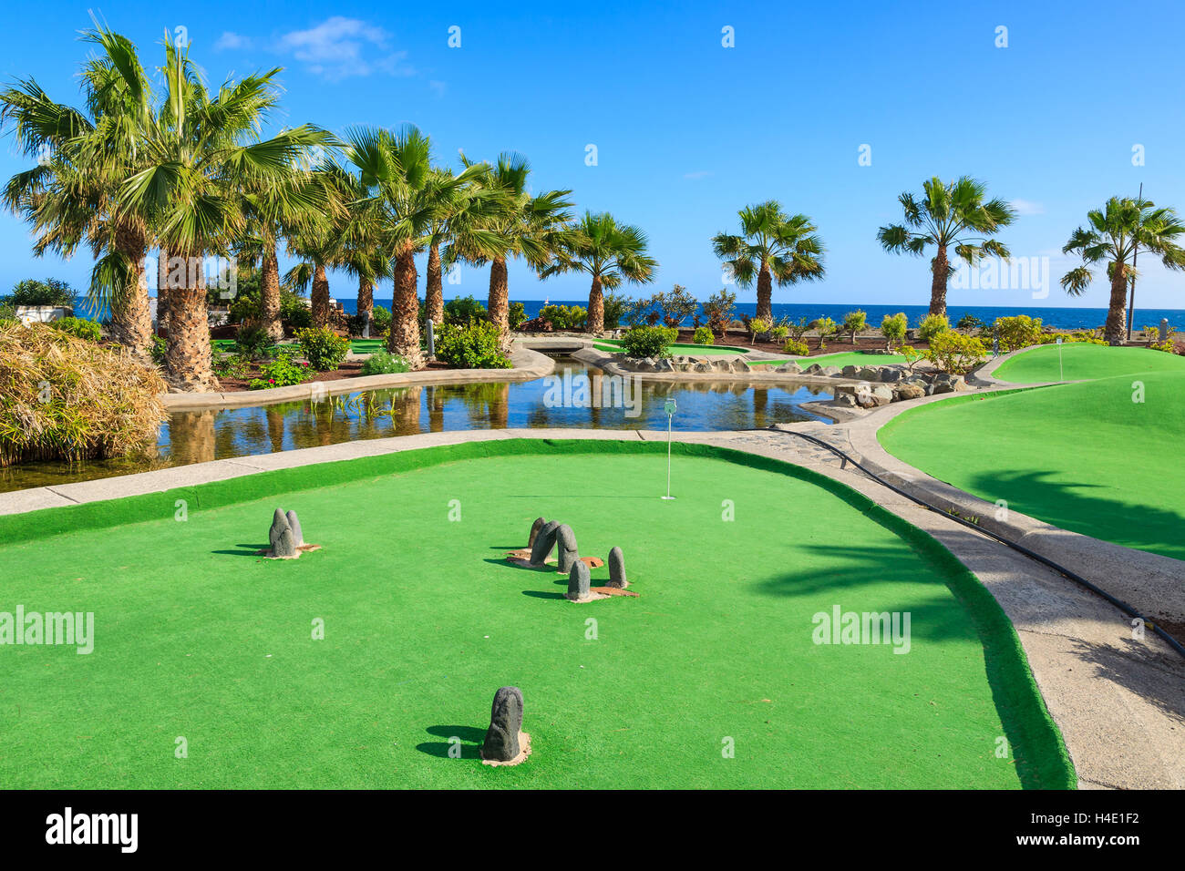 LAS PLAYITAS, Fuerteventura - Febbraio 7, 2014: hotel bellissimo giardino sulla costa di Isola di Fuerteventura. Le isole Canarie sono meta di vacanze. Foto Stock