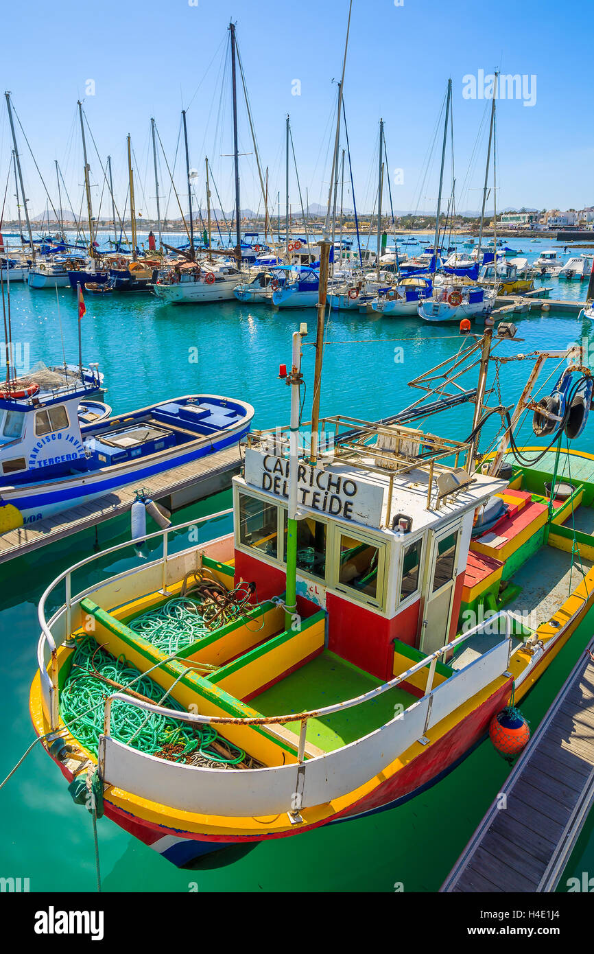 Porto Corralejo, Feb 5, 2014: barca da pesca in Porto Corralejo sulla giornata di sole. Le isole Canarie sono molto popolare destinazione turistica du Foto Stock