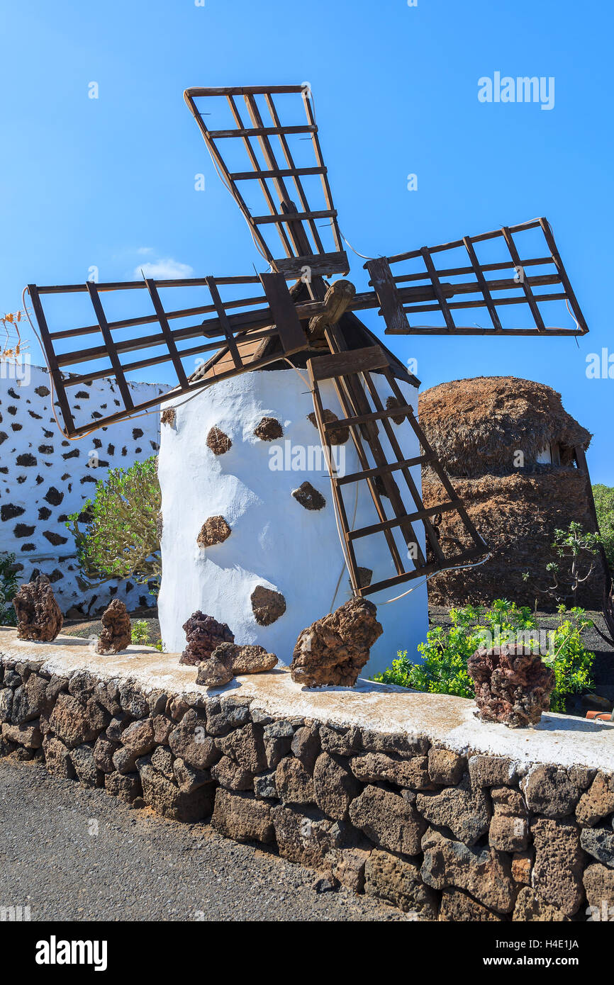 Vecchio mulino a vento nel paesaggio di campagna La Oliva village, Fuerteventura, Isole Canarie, Spagna Foto Stock