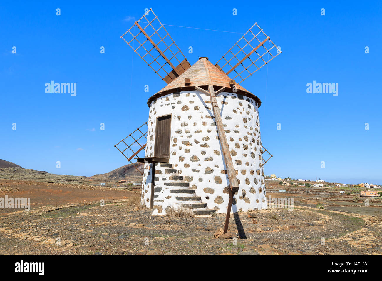Vecchio mulino a vento nel paesaggio di campagna di Llanos de la Concepcion village, Fuerteventura, Isole Canarie, Spagna Foto Stock