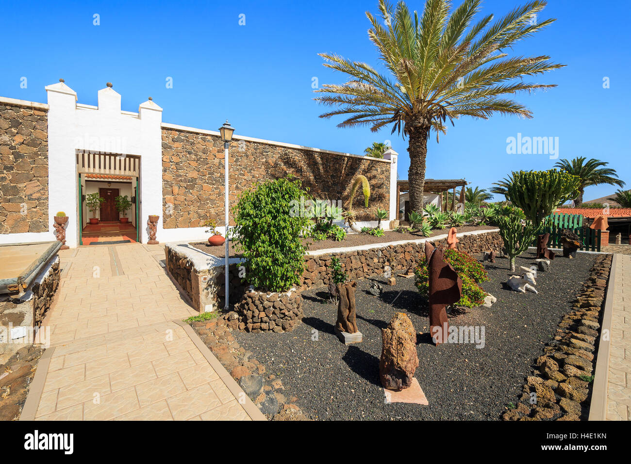 Lo stile delle Canarie edifici e piante tropicali in La Oliva villaggio Heritage Art Center, Fuerteventura, Isole Canarie, Spagna Foto Stock