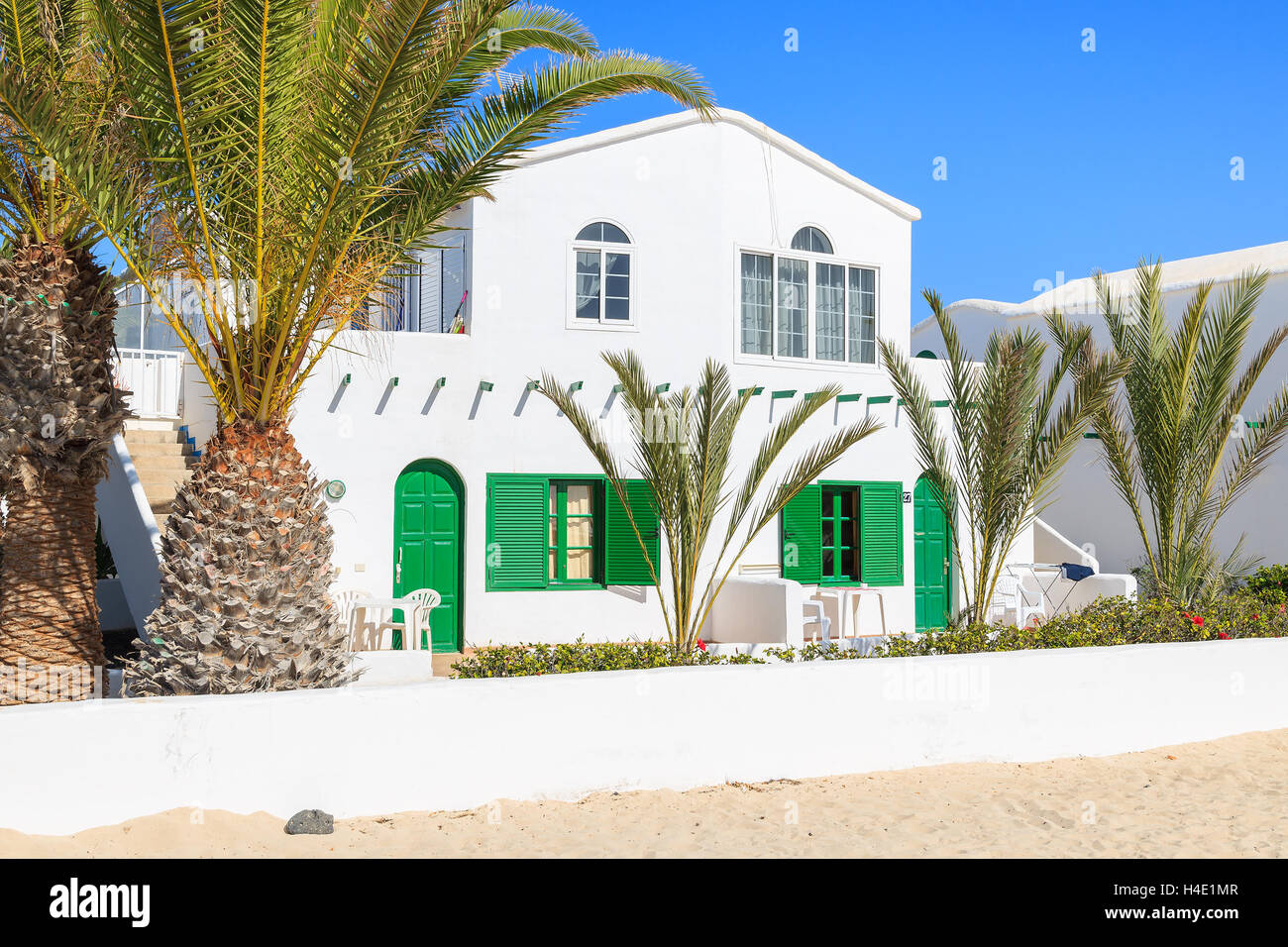 Tipico stile delle Canarie bianco villa vacanze casa verde con porte e finestre in El Cotillo village, Fuerteventura, Isole Canarie, Spagna Foto Stock