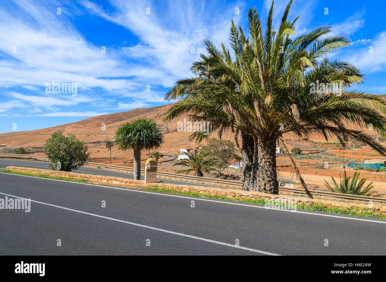 Strada panoramica nel paesaggio di campagna del villaggio di Pajara Fuerteventura Isole Canarie Spagna Foto Stock