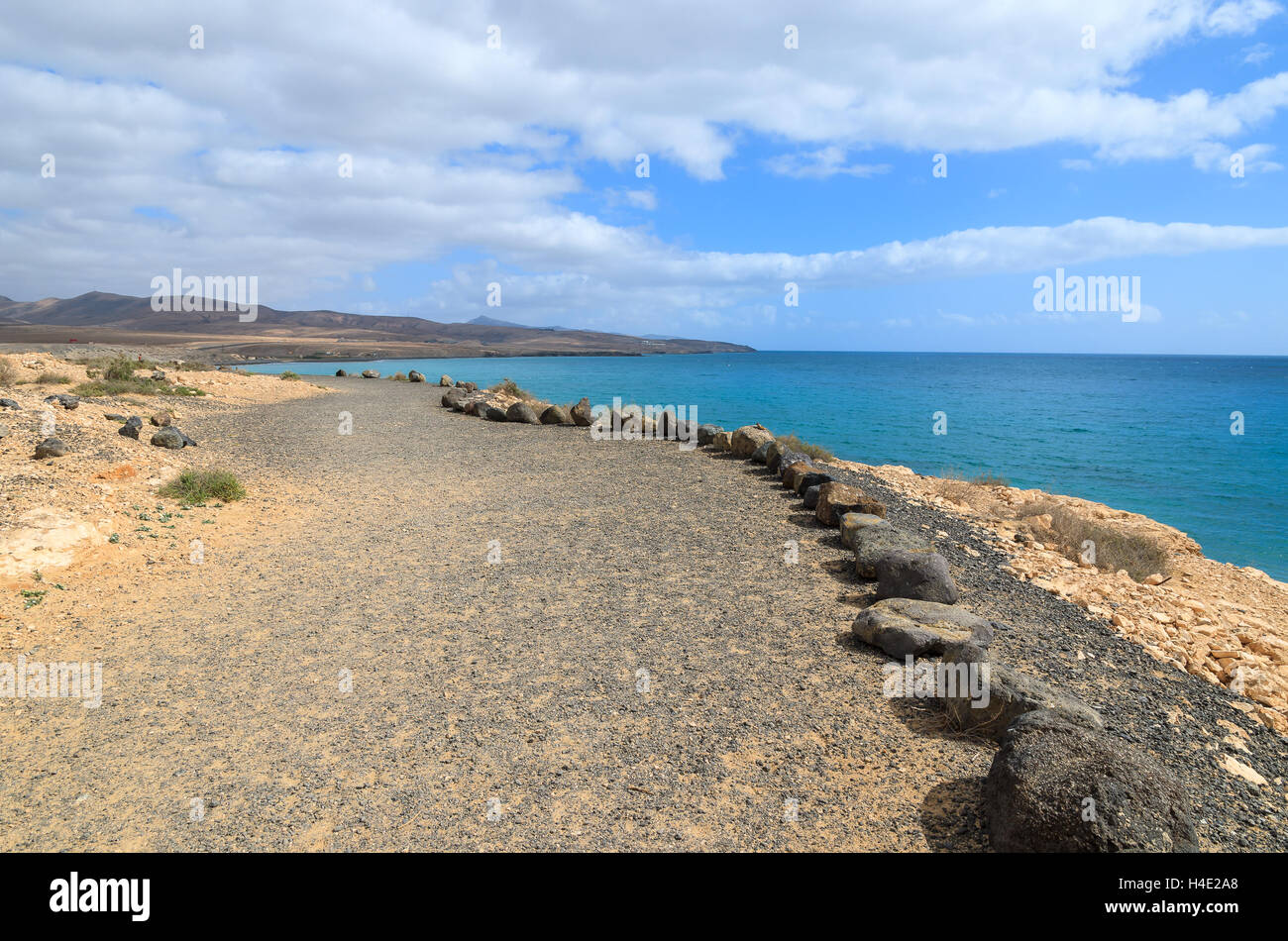 Percorso a piedi a Costa Calma Beach e l'oceano sullo sfondo, Fuerteventura, Isole Canarie, Spagna Foto Stock