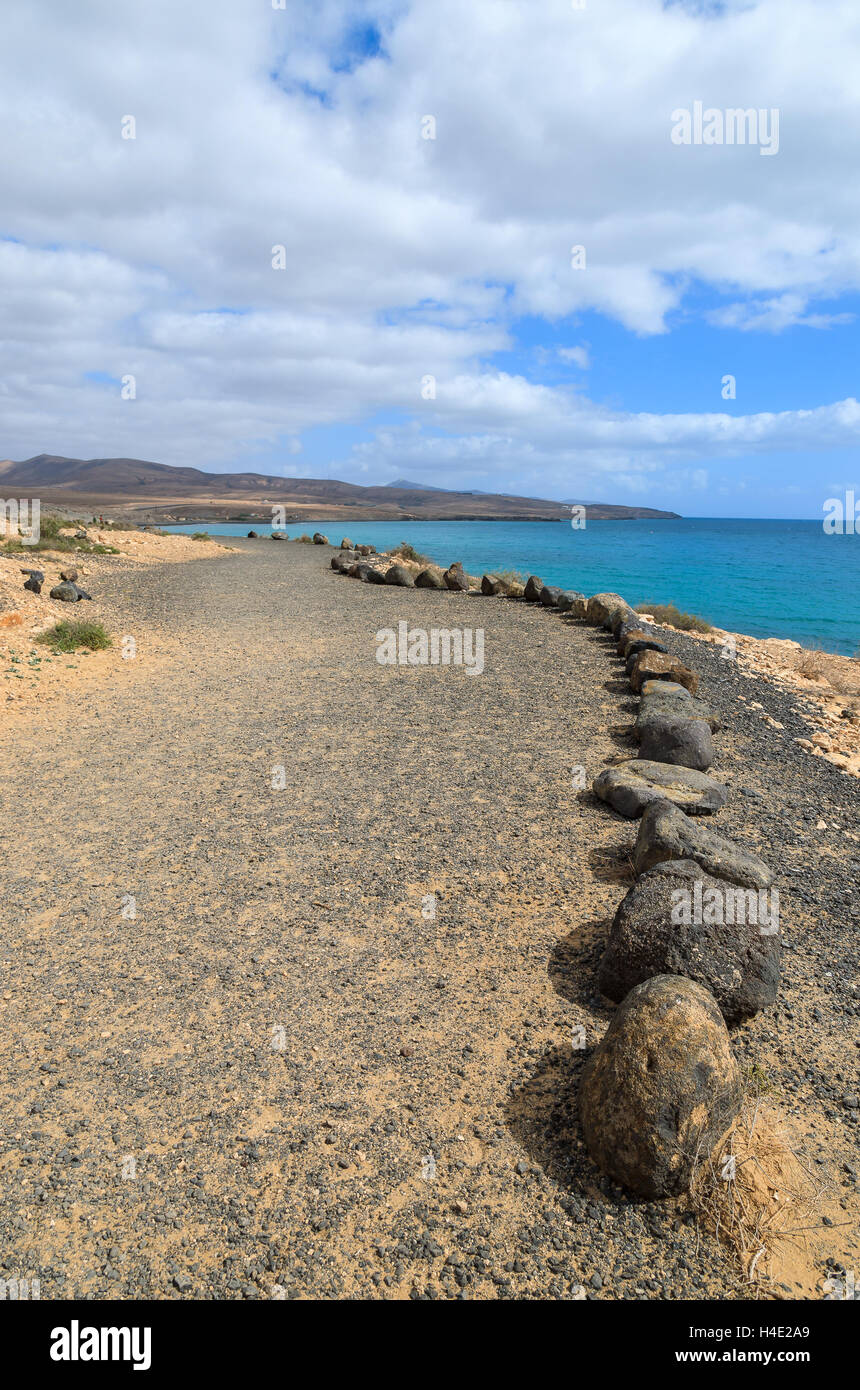 Percorso a piedi a Costa Calma Beach e l'oceano sullo sfondo, Fuerteventura, Isole Canarie, Spagna Foto Stock