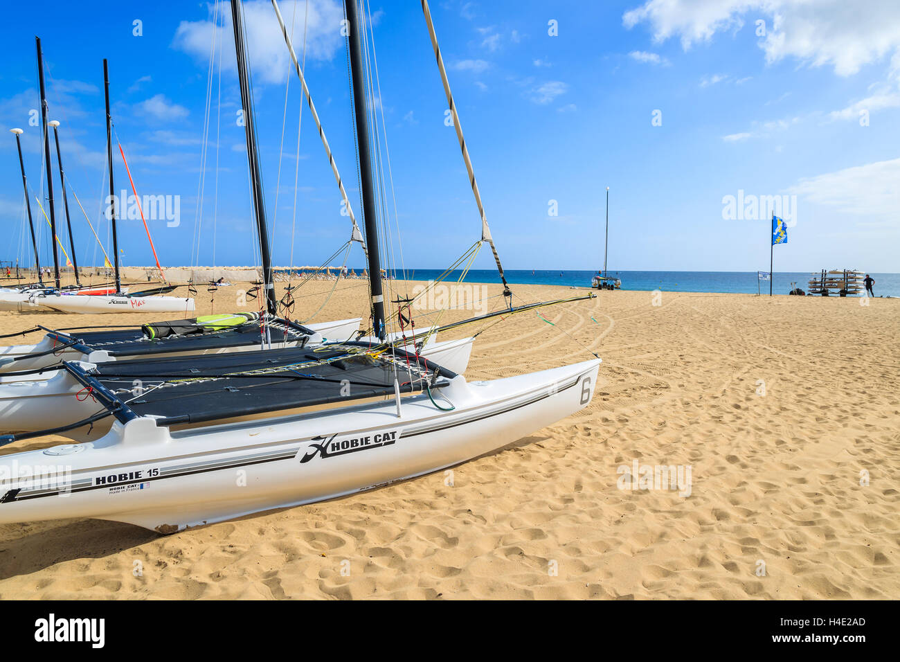 MORRO Jable Fuerteventura - Febbraio 7, 2014: catamarano barche sulla spiaggia di Morro Jable. Si tratta di un popolare resort per vacanze sull isola di Fuerteventura. Foto Stock