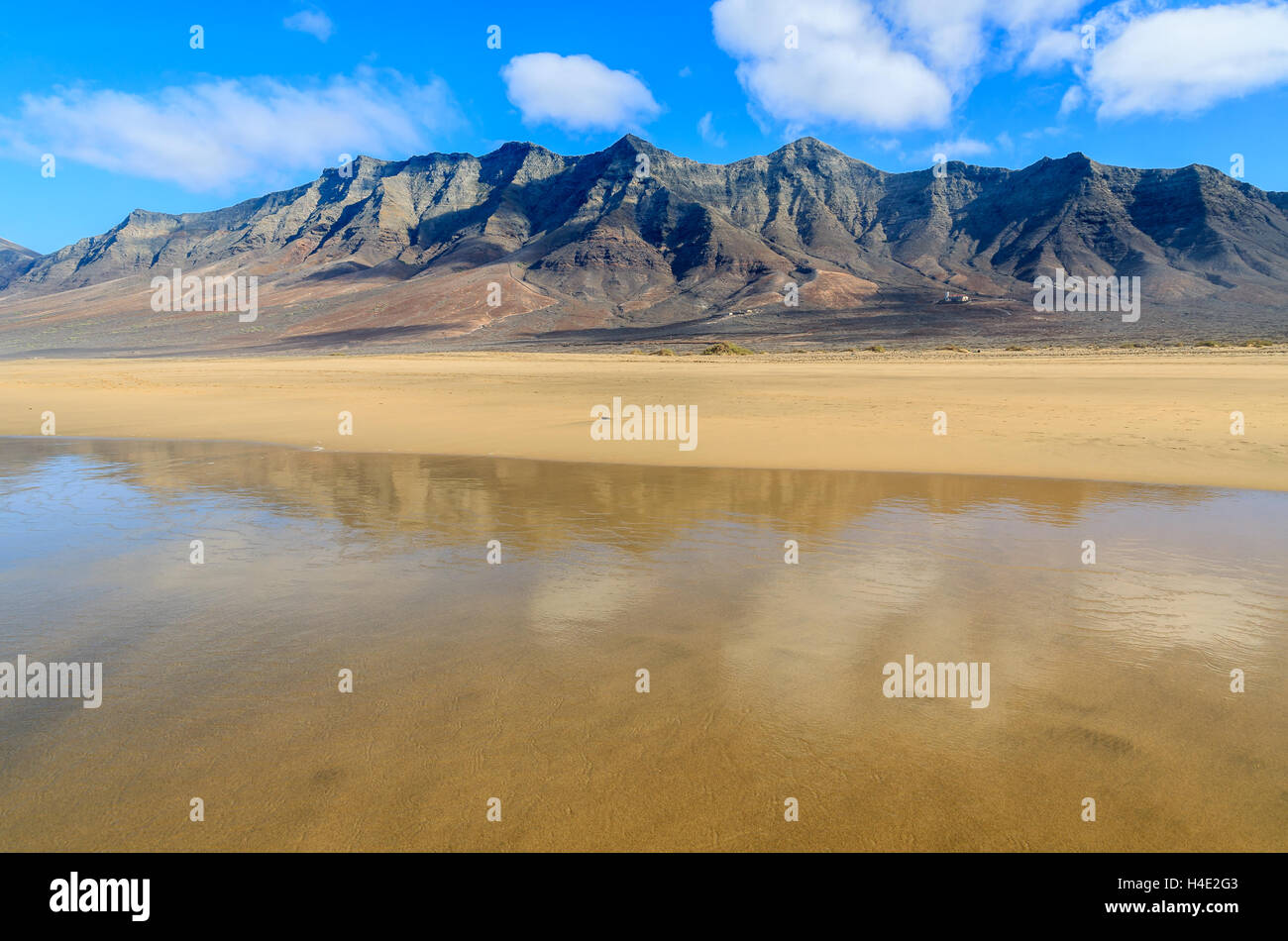 La riflessione delle montagne di sabbia umida alla bella spiaggia Cofete, Fuerteventura, Isole Canarie, Spagna Foto Stock