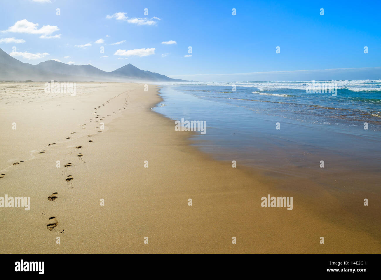 Orme nella sabbia sulla bellissima Spiaggia Cofete, Fuerteventura, Isole Canarie, Spagna Foto Stock