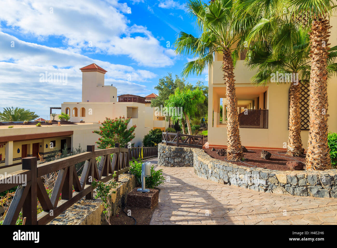 MORRO Jable Fuerteventura - 6 FEB 2014: a piedi vicolo in giardini tropicali di luxury hotel Barcelo Jandia Mar. Questa è una popolare meta di vacanza per i turisti sull isola di Fuerteventura. Foto Stock