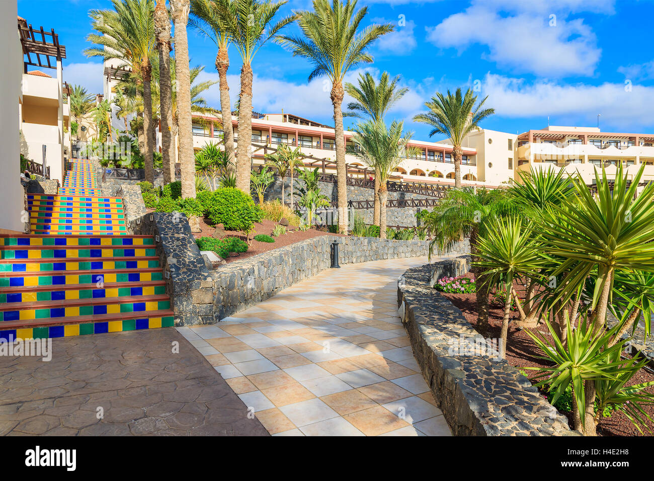 MORRO Jable Fuerteventura - 6 FEB 2014: a piedi vicolo in giardini tropicali di luxury hotel Barcelo Jandia Mar. Questa è una popolare meta di vacanza per i turisti sull isola di Fuerteventura. Foto Stock