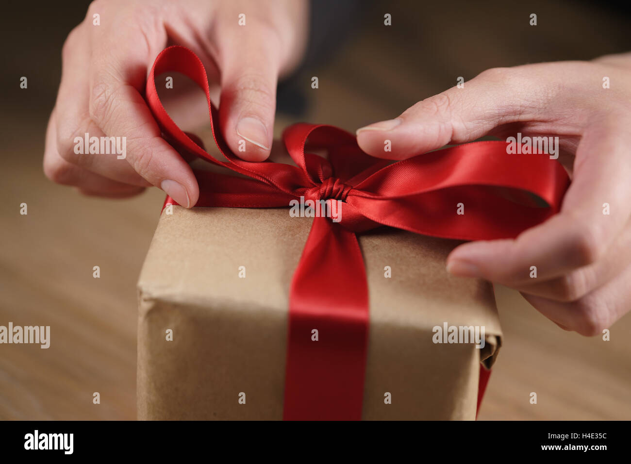 Imballo scatola regalo con nastro rosso Foto Stock