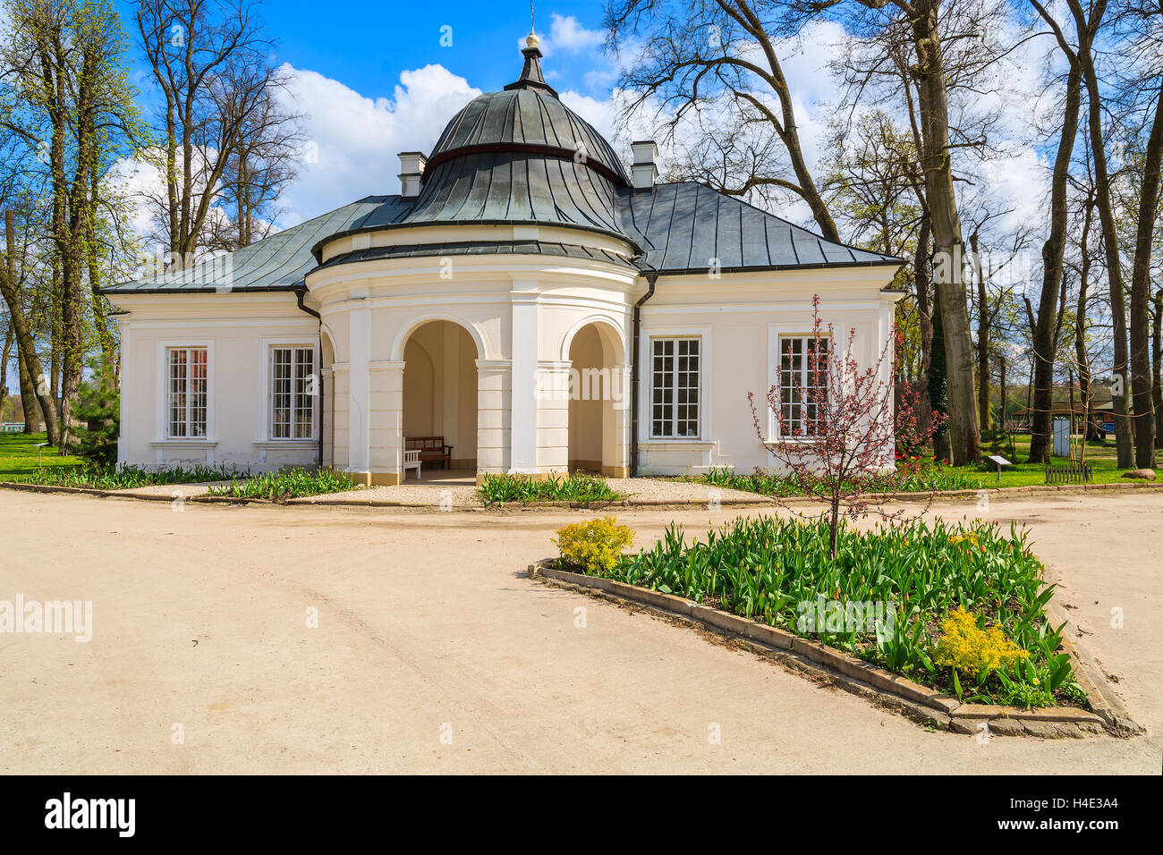 Storico palazzo orangery nel palazzo Kurozweki park, Polonia Foto Stock