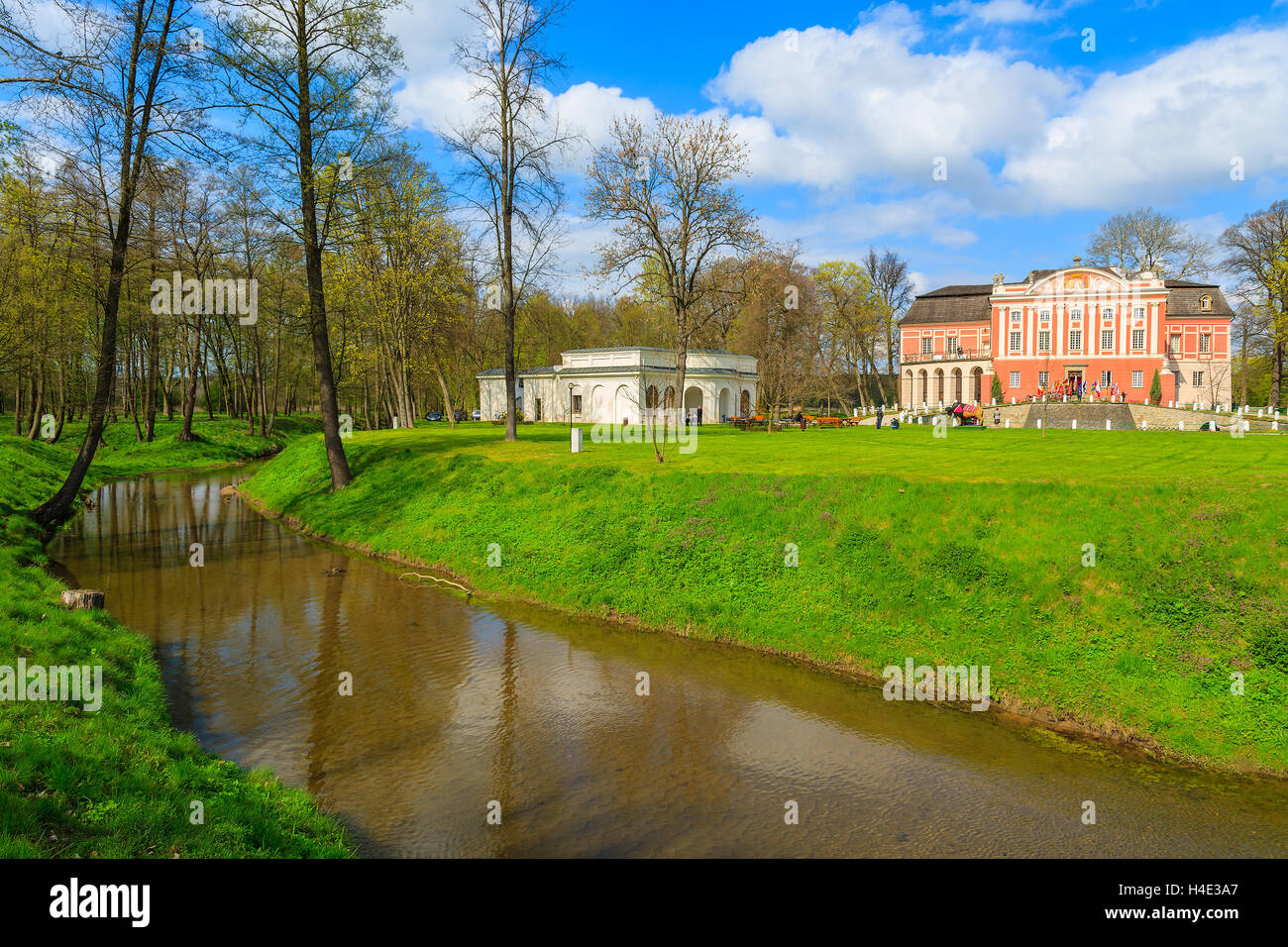 Fiume nel parco del palazzo Kurozweki in primavera, Polonia Foto Stock