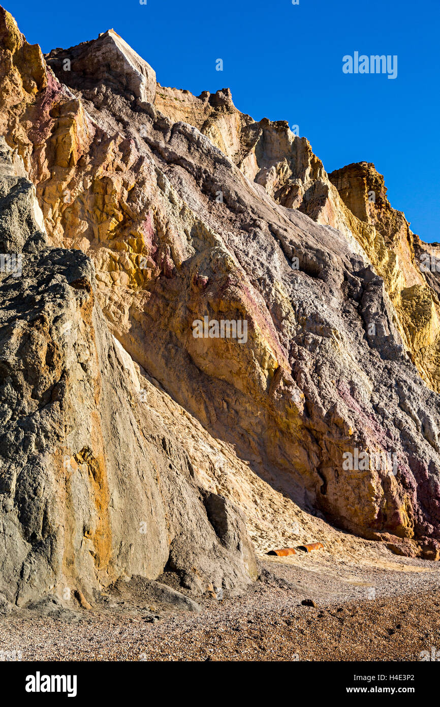 Allume Bay scogliere con sabbia colorata, Isle of Wight, Regno Unito Foto Stock