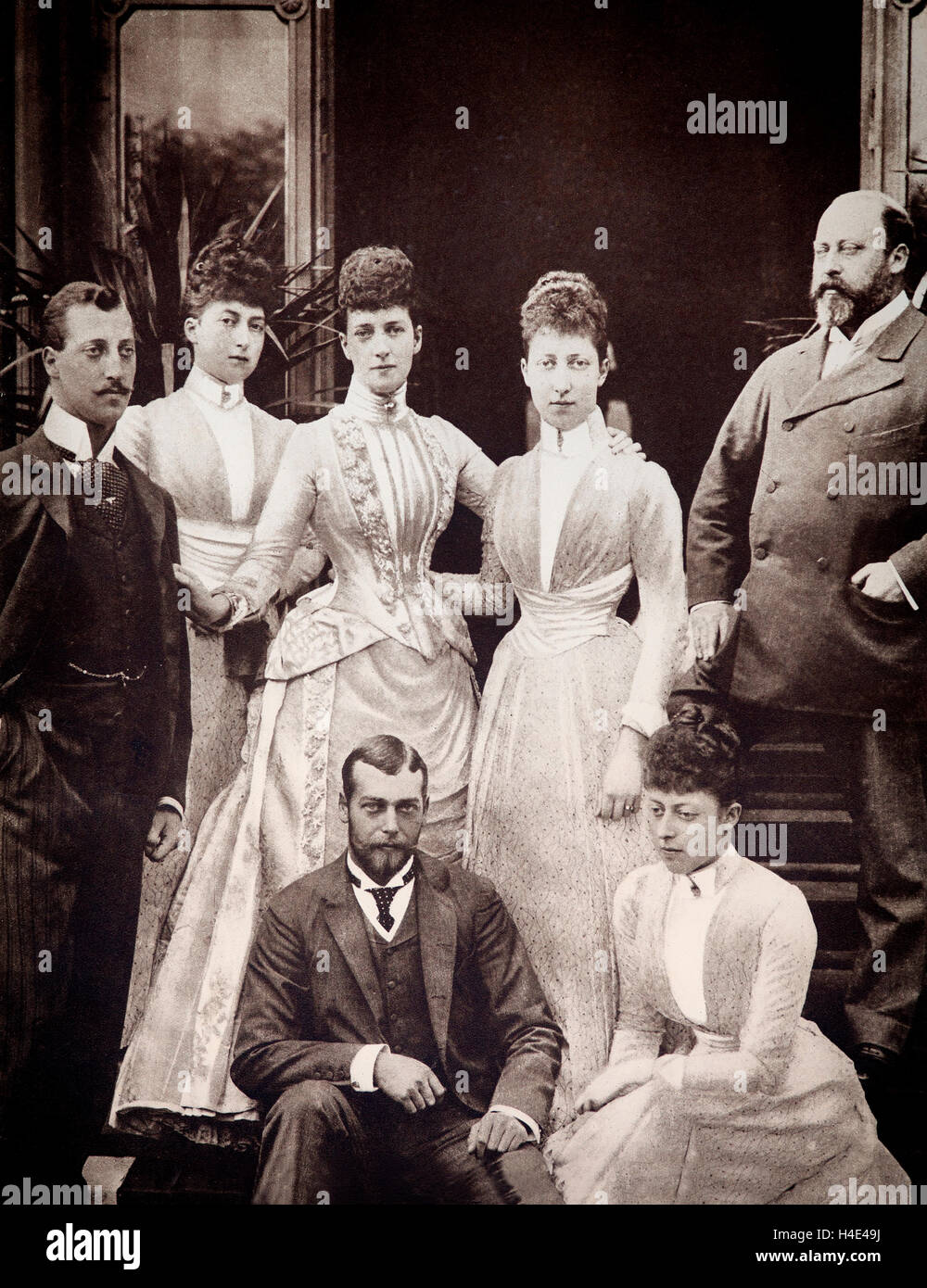 La famiglia reale nel 1898: da sinistra-destra: il Principe Albert Victor - Duca di Clarence; Principessa Maud; Principessa Victoria Mary - Principessa di Galles; Prince George; Principessa Victoria e il re Edoardo VII Foto Stock
