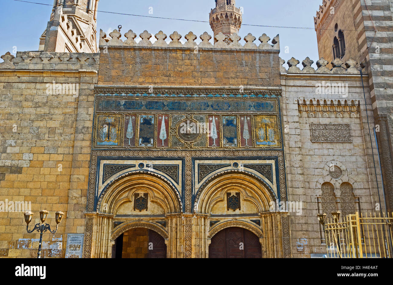 Il Bab al-Muzainin (barbieri' gates) è l'ingresso centrale al Al-Azhar moschea decorata con motivi, il Cairo in Egitto Foto Stock