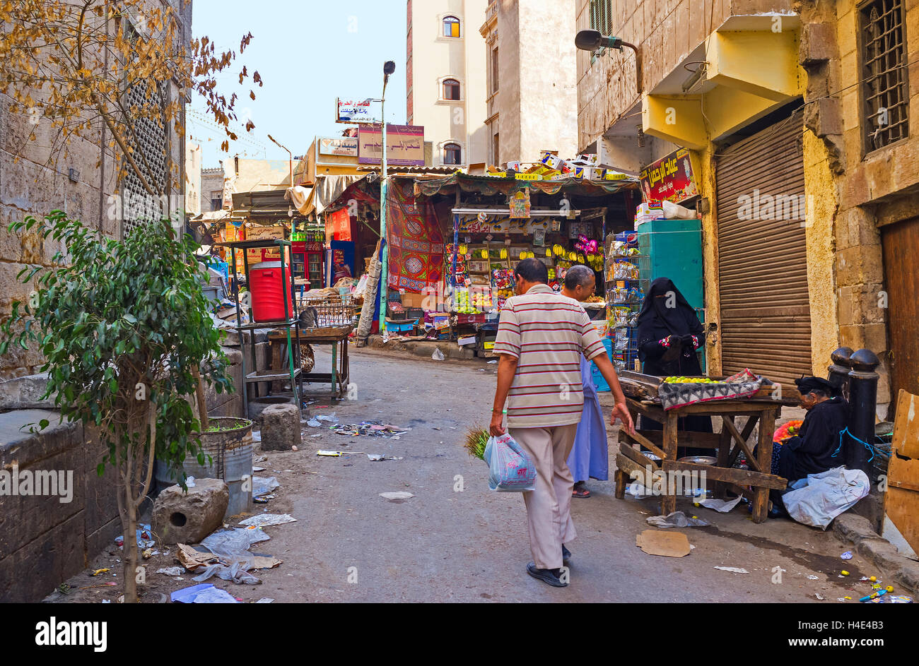 Le strade del mercato in città sono sempre sporchi, causa di venditori e compratori di buttare immondizia sul terreno, il Cairo in Egitto Foto Stock