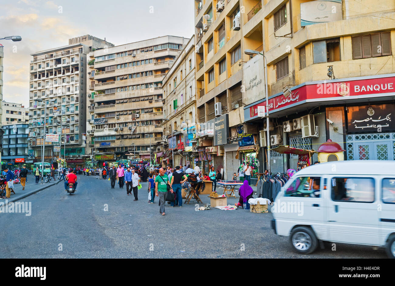 Il caotico traffico pedonale nel vialetto accanto alla piazza Ataba, estremamente zona rumorosa, il Cairo in Egitto Foto Stock