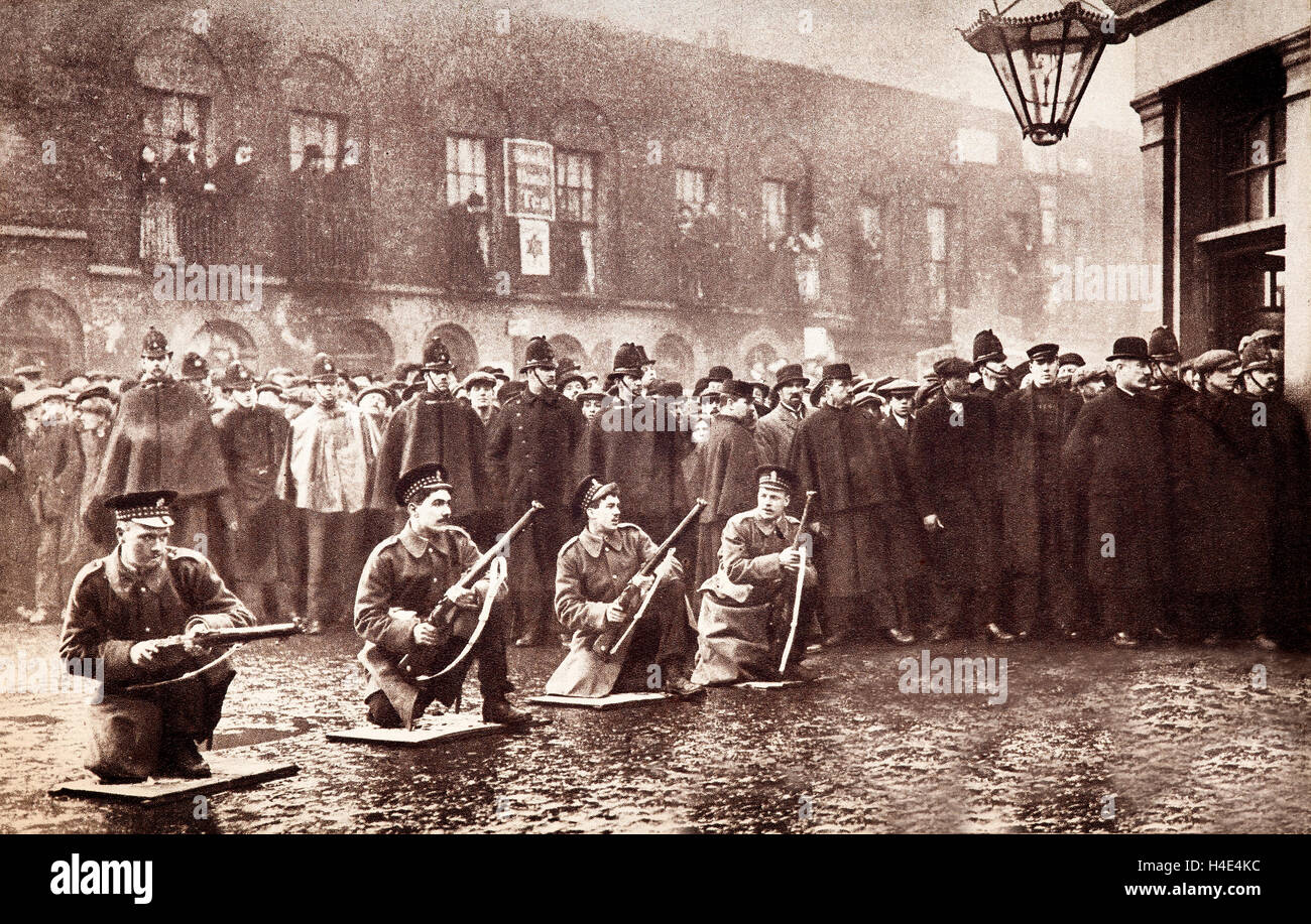 Soldati all'assedio di Sidney Street di gennaio 1911, un gunfight in East End di Londra tra un combinato di polizia ed esercito forza e due rivoluzionari lettone. Gli eventi sono iniziati nel dicembre 1910, con un tentativo di rapina in gioielleria nella città di Londra da una gang di immigrati lettoni che ha causato l'assassinio di tre poliziotti e il ferimento di altre due, e la morte di George Gardstein, il leader della pista lettone. Foto Stock