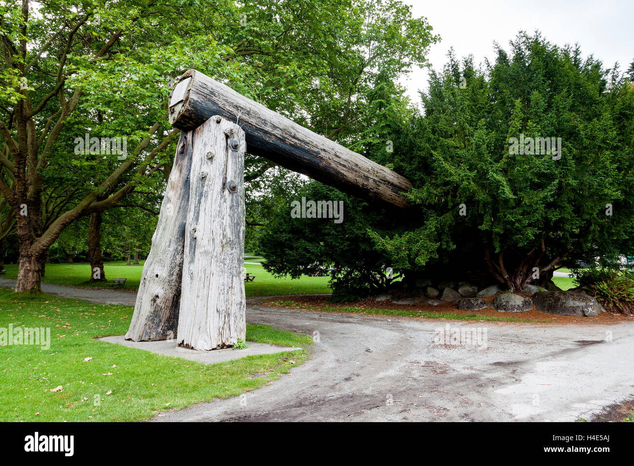 Lumberman's Arch a Stanley Park a Vancouver. Il singolo log puntellato da due altri è un monumento alla grande industria che Foto Stock