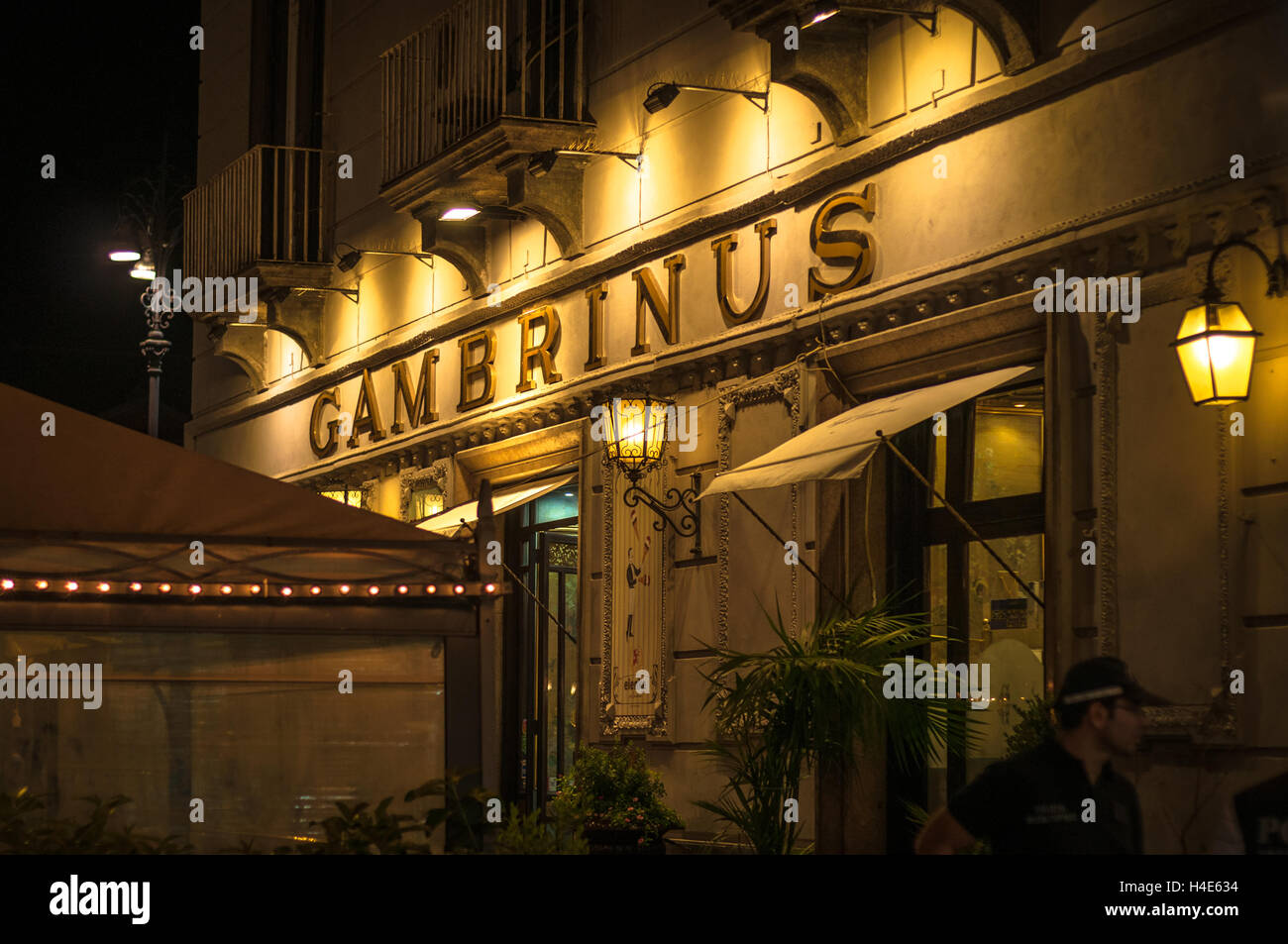 La facciata del Caffè Gambrinus di notte. Caffè Gambrinus è un napoletano cafe risalente al 1860. Foto Stock