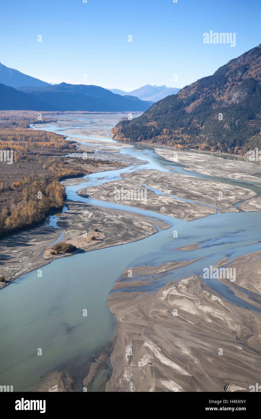 Chilkat river in Alaska visto da aria intrecciata con i modelli e i colori dell'autunno. Foto Stock