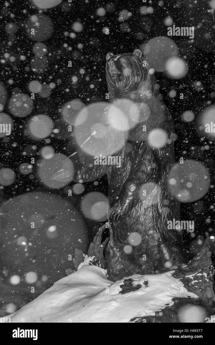 Portare la statua in una tempesta di neve di notte è un altro mondo, abstract guardare con i fiocchi di neve caduta sul ed intorno ad esso Foto Stock