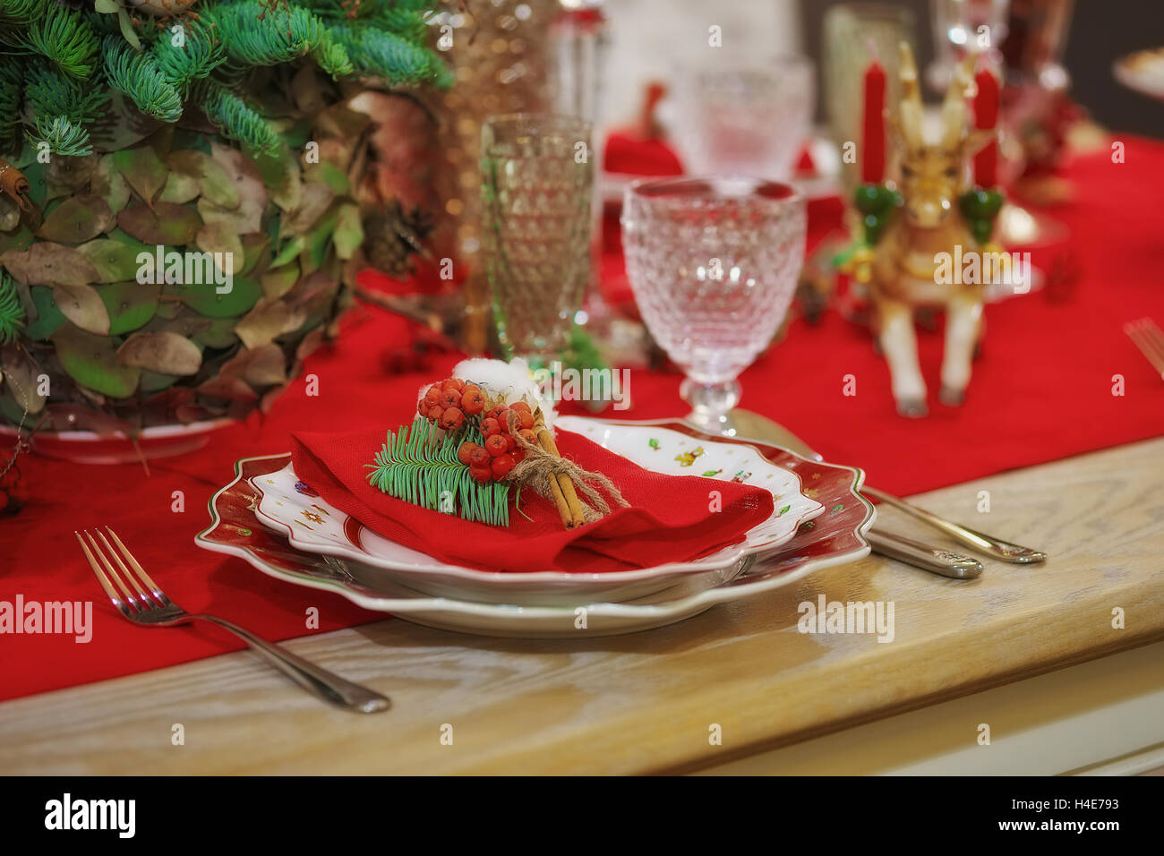 Tabella servita in stanza vuota decorato per il Natale. Tabella di ringraziamento, decorate con freschi di pino e candele. Foto Stock