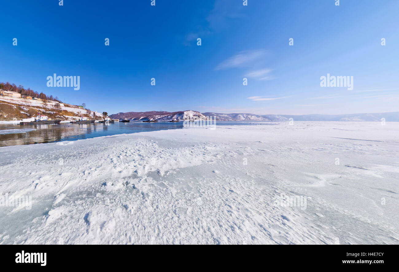 La neve sul ghiaccio del lago Baikal presso il molo da cui la nave in Listvyanka, il fiume Angara estuario. Foto Stock