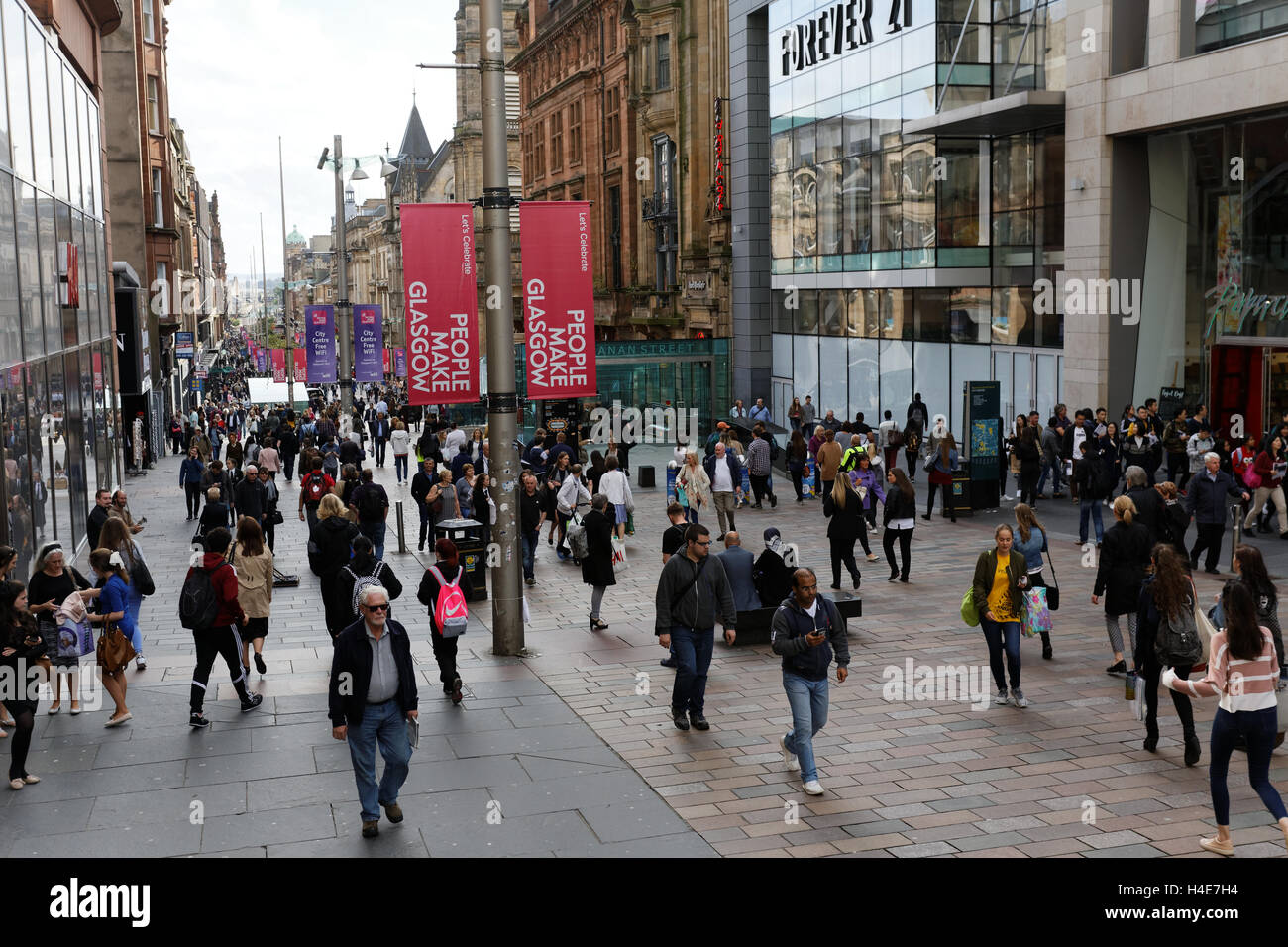 Sauchihall Street Glasgow city centre centre di gente del posto e turisti rilassatevi e godetevi il sole Foto Stock