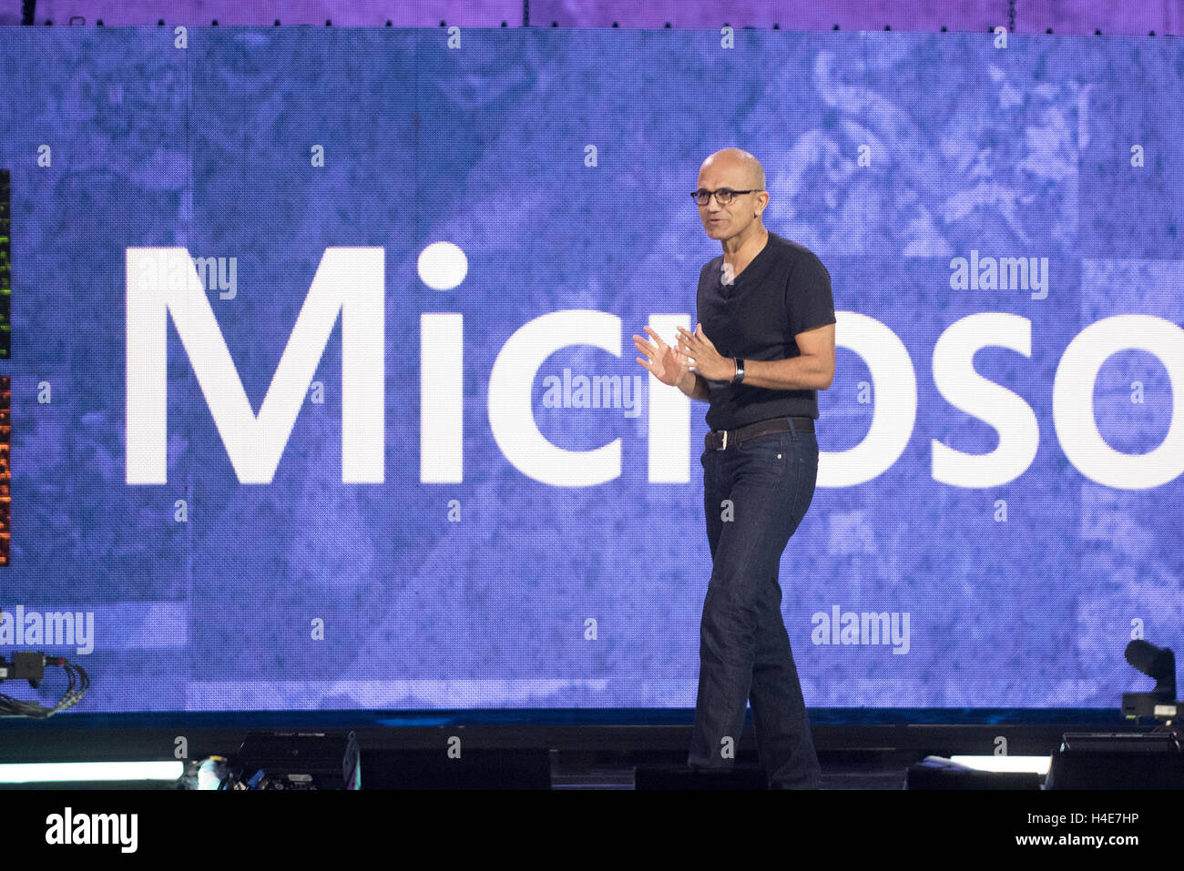 Satya Nadella, CEO di Microsoft, risolve la folla a noi il giorno di Seattle in Key Arena Foto Stock